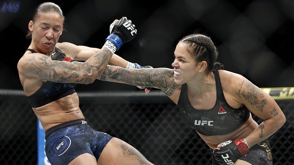  Amanda Nunes propina un golpe a Germaine de Randamie