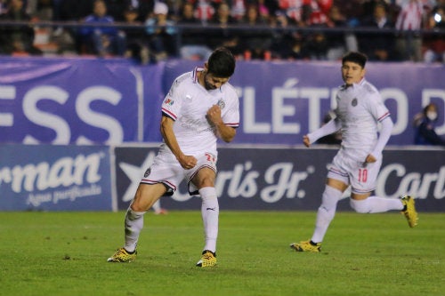 El delantero celebra un gol con Chivas