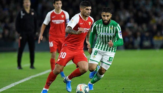 Nabil Fekir y Éver Banega durante un partido