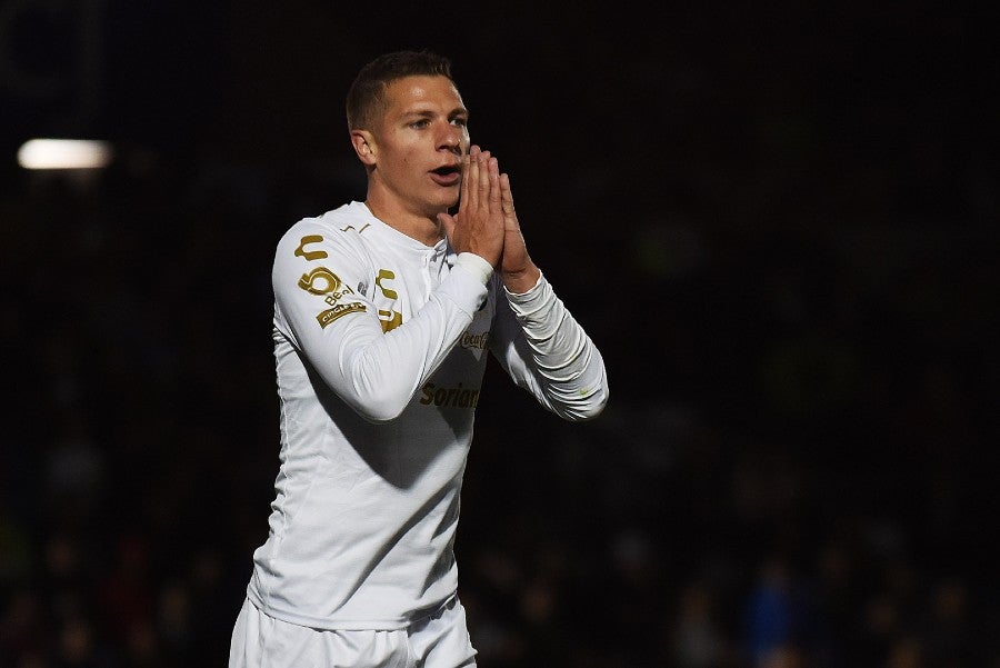 Julio Furch durante un partido con Santos