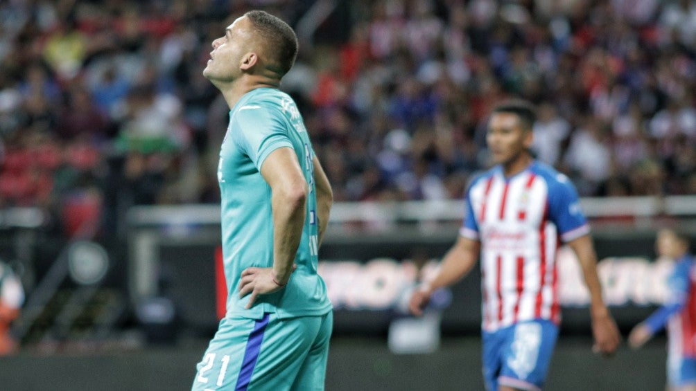 Cabecita Rodríguez durante un partido con Cruz Azul