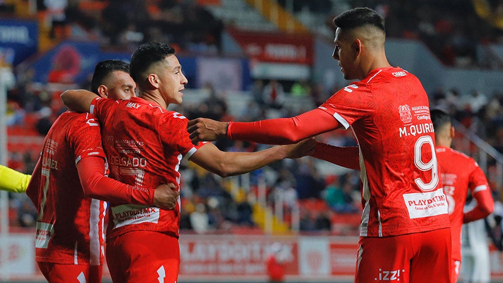 Jugadores de Necaxa festejan un gol