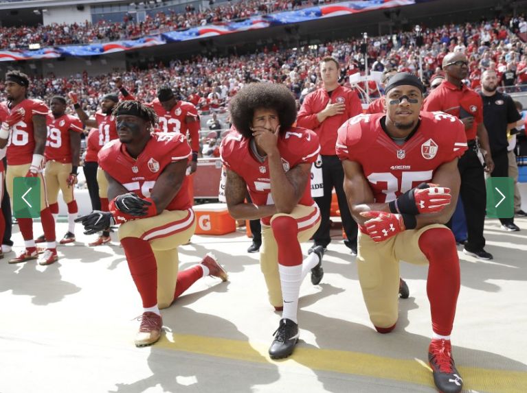 Colin Kaepernick protestando en el himno nacional 