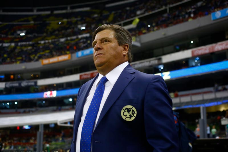 Miguel Herrera observando un juego del América