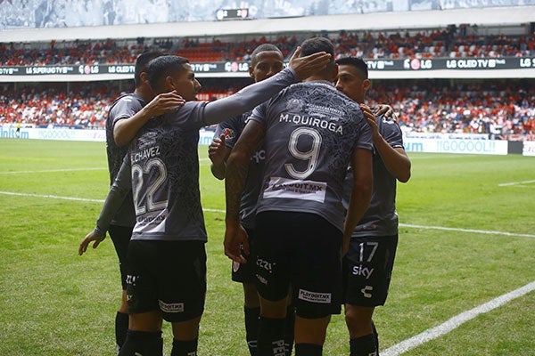 Quiroga y otros jugadores festejan un gol