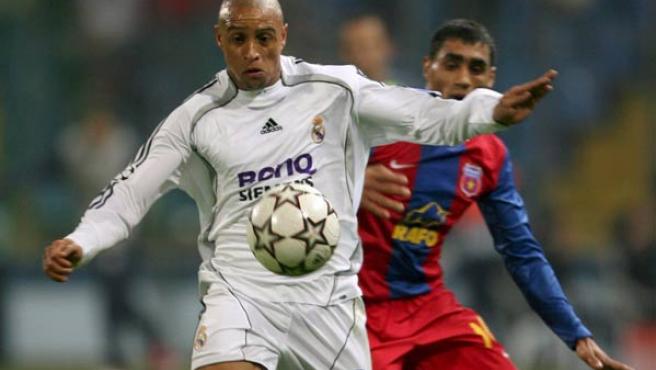 Roberto Carlos durante un partido con Real Madrid