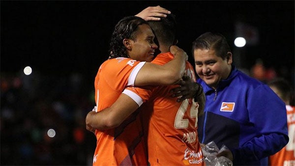 Jugadores de Correcaminos festejan un gol