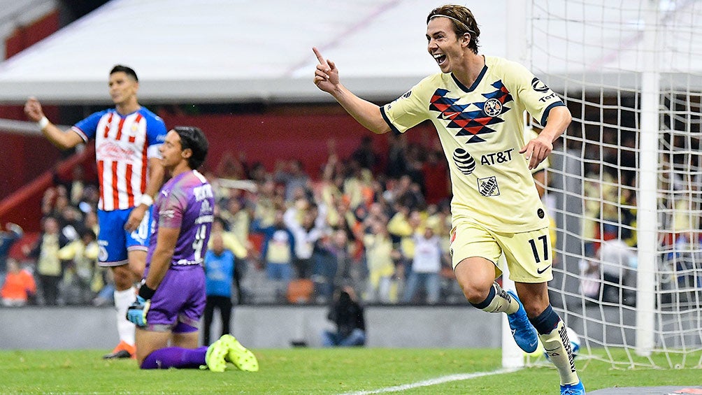 Córdova festeja un gol contra Chivas