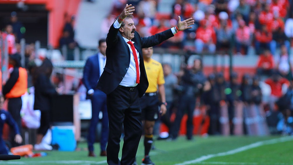 Ricardo La Volpe en un partido con Toluca