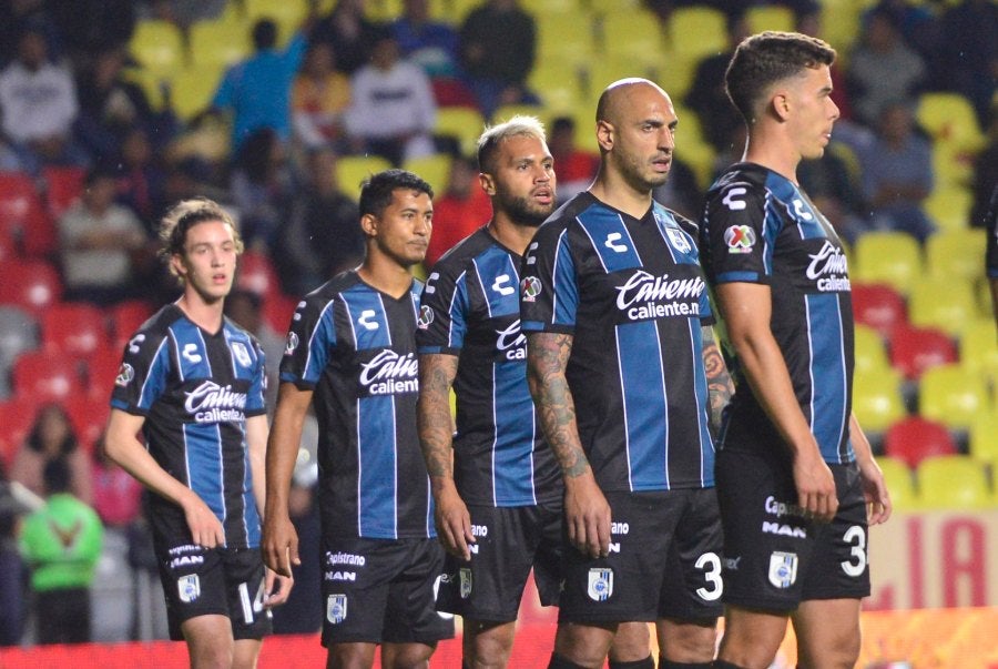 Jugadores de Querétaro durante un partido