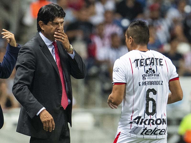 Edwin Hernández y José Cardozo charlan en un duelo