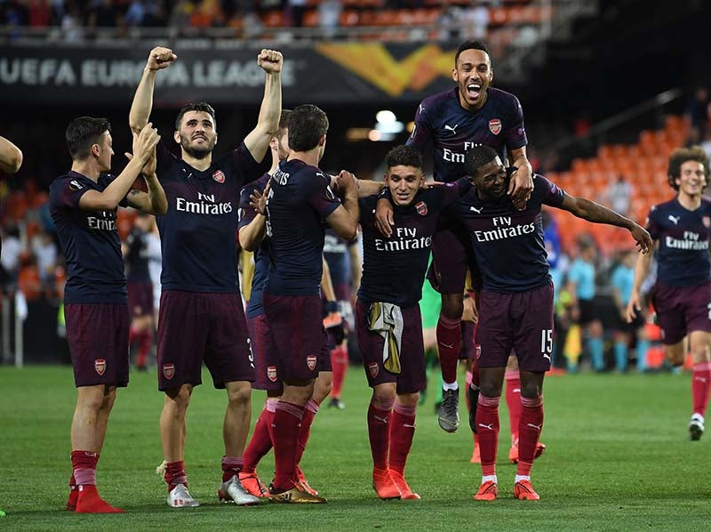 Futbolistas del Arsenal festejan una victoria en Premier 