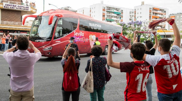 Aficionados del Sevilla a las afueras del Sánchez Pizjuán