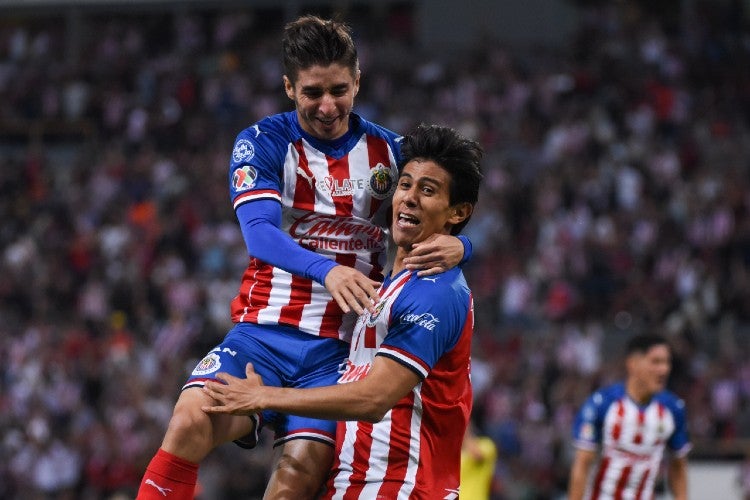 Isaac celebra un gol con JJ Macías 