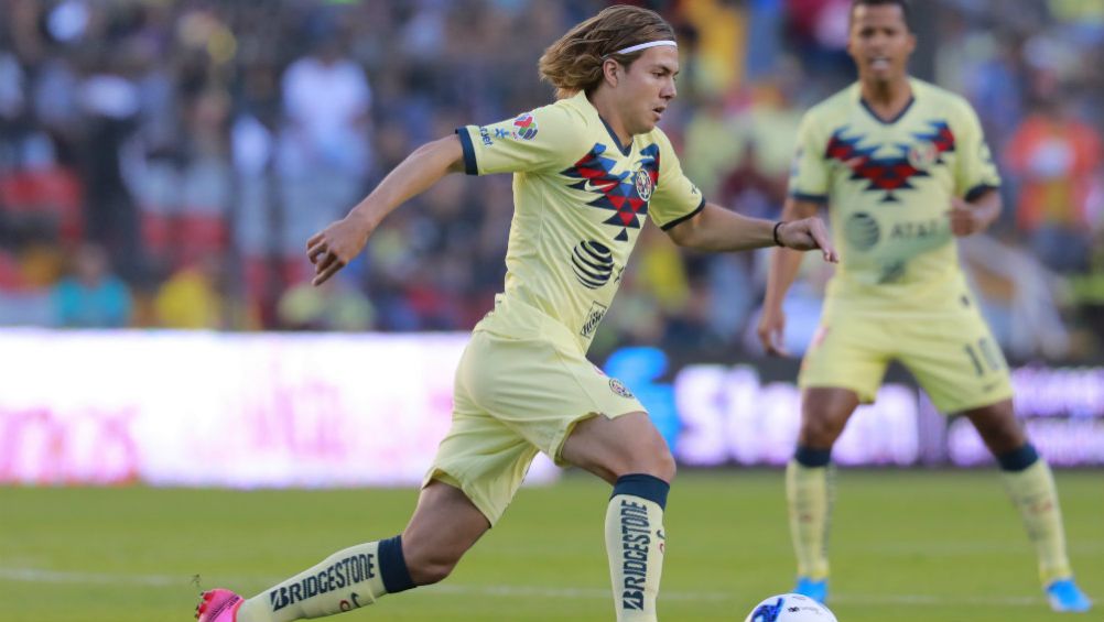 Sebastián Córdova en acción con América