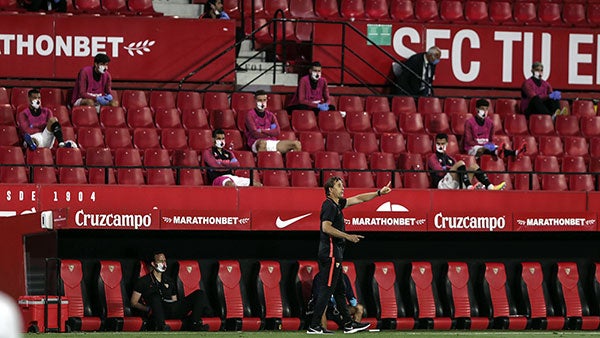 El estratega del Sevilla con las butacas del estadio casi vacías 