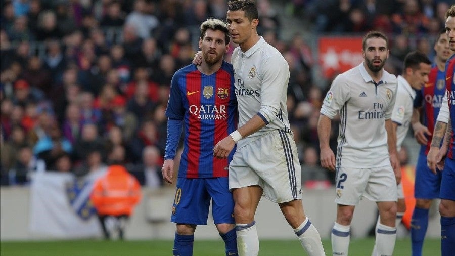 Messi junto a Cristiano durante un Clásico de España