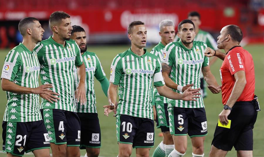 Jugadores del Betis reclaman la marcación del penalti