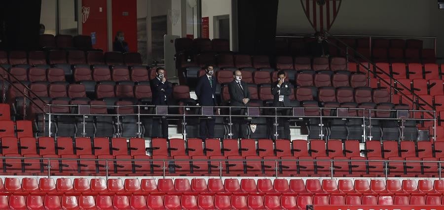 Los presidentes de ambas instituciones viendo el juego  