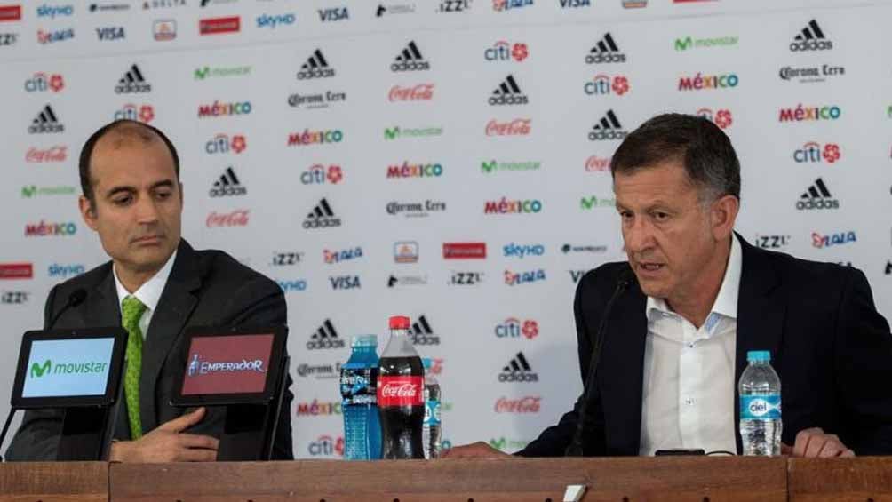 Guillermo Cantú y Osorio en una conferencia de prensa