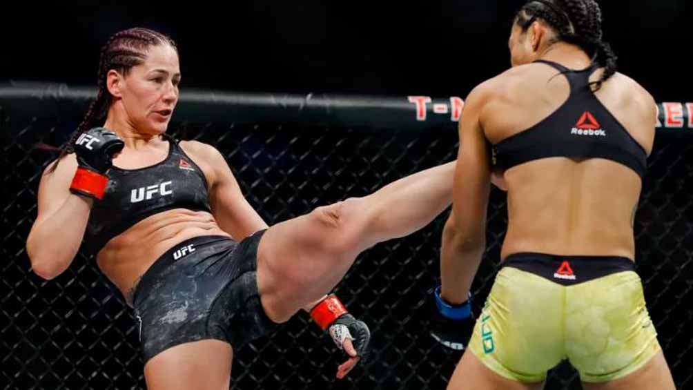 Jessica Eye, en acción durante un combate