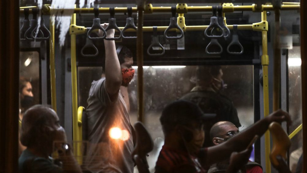 Personas con tapabocas en un autobús en Río de Janeiro