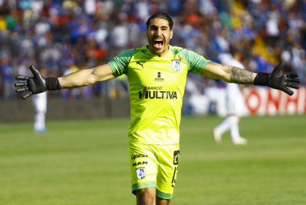 Gil Alcalá celebrando con Gallos