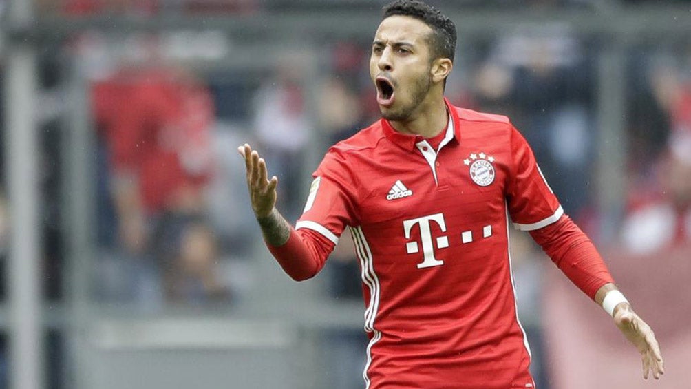 Thiago Alcántara durante un duelo con el Bayern Munich 