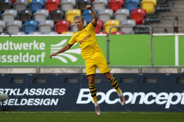 Erling Haaland celebra un gol con el Borussia Dortmund