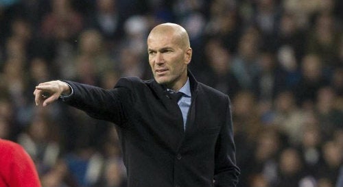 Zinedine Zidane dando indicaciones