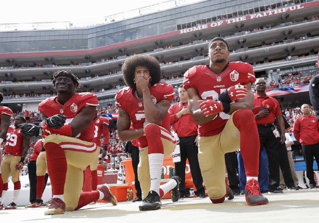 Kaepernick se hinca durante el himno en 2016