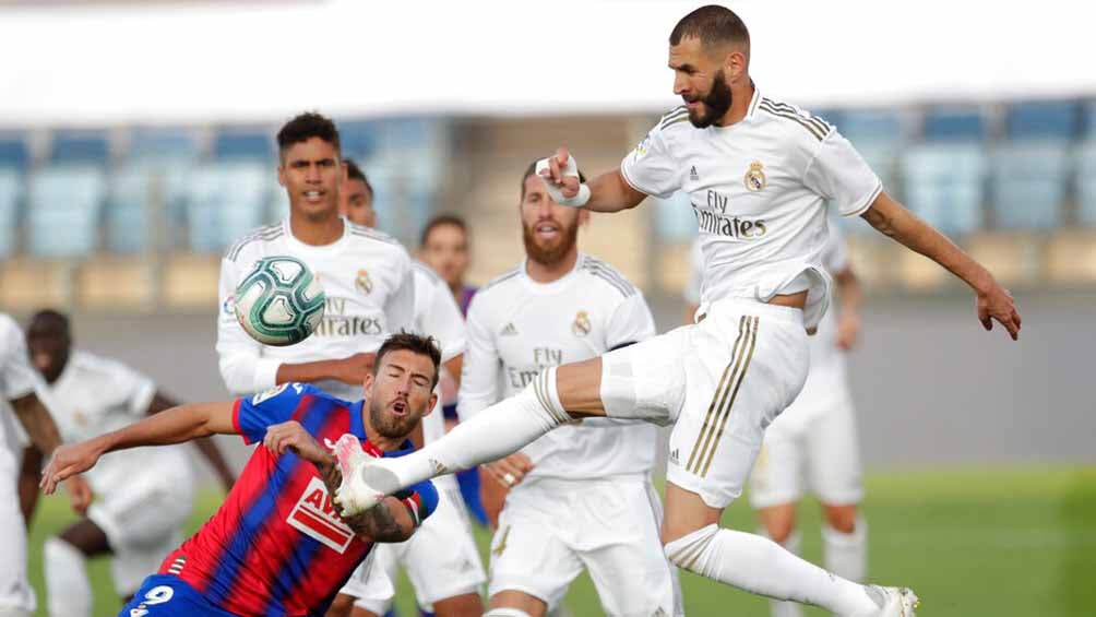 Karim Benzema, lucha por el balón contra el Real Madrid