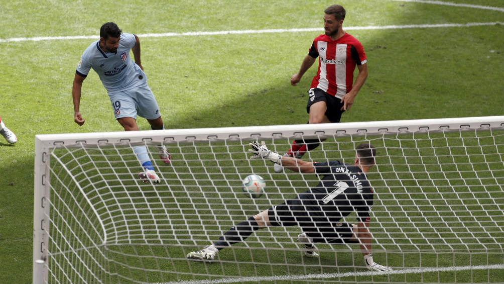 Diego Costa venciendo a Unai Simón en un tiro