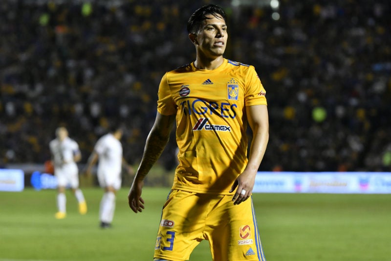 Carlos Salcedo en partido con Tigres