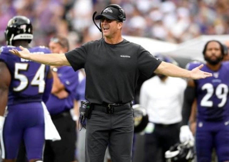 Harbaugh reclama una jugada en un juego de los Ravens 