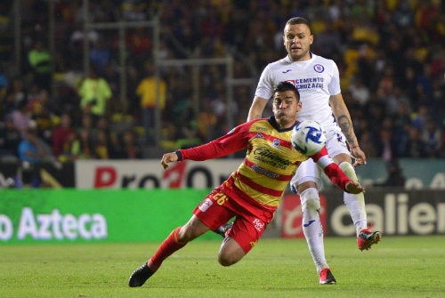 Aldo Rocha y Jonathan Rodríguez disputan un balón