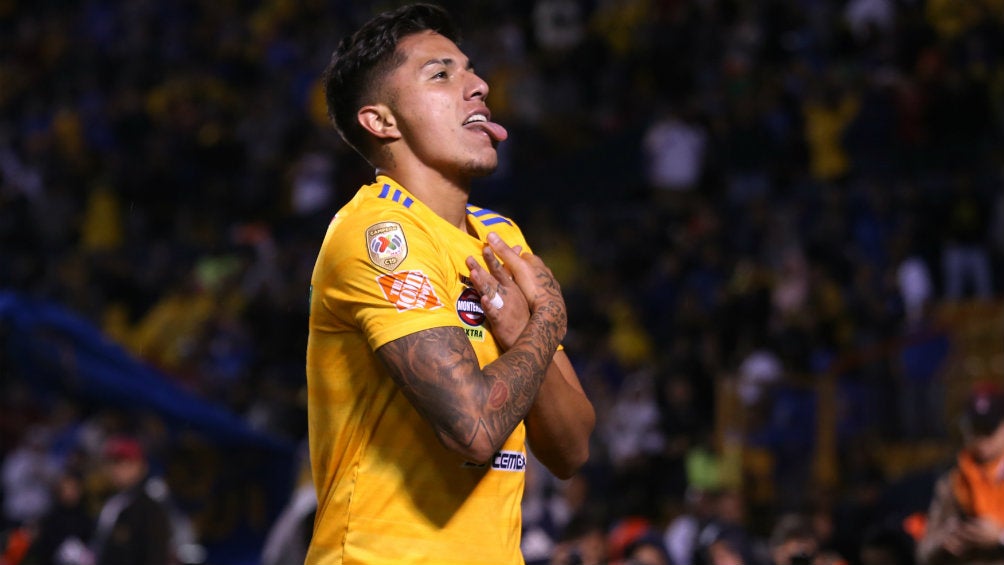 Salcedo en festejo de gol