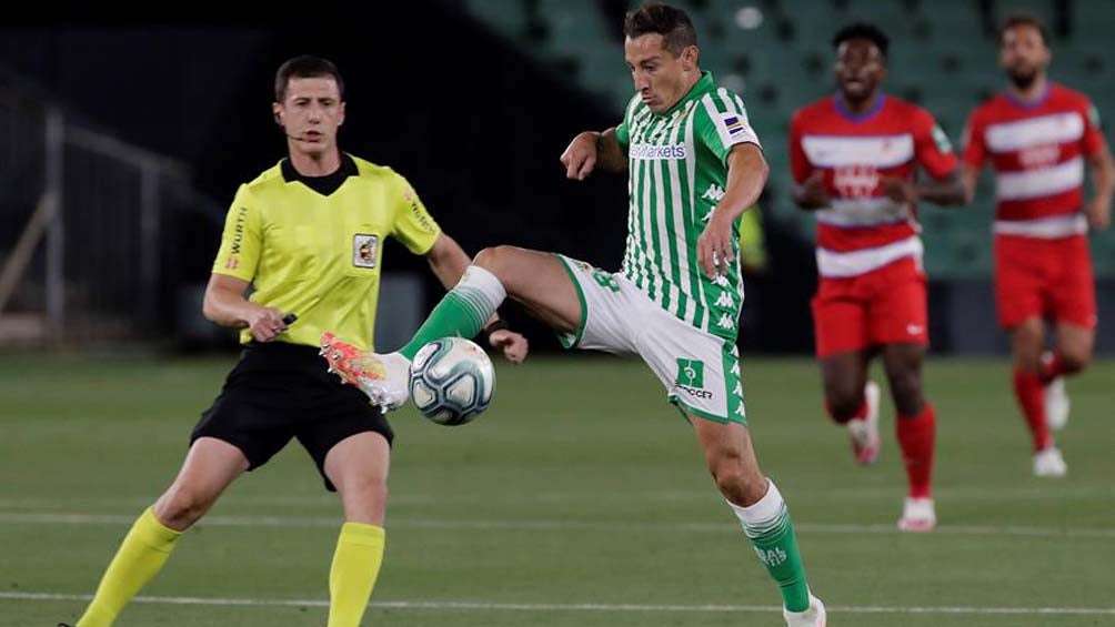 Guardado controla el balón en juego contra el Granada