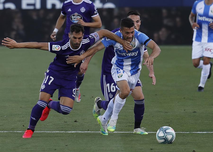 Javier Moyano y Óscar Rodríguez luchan por el balón