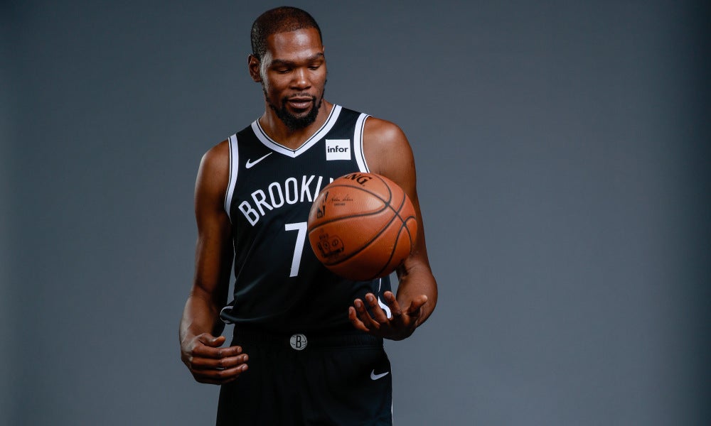 Kevin Durant en su presentación con los Nets