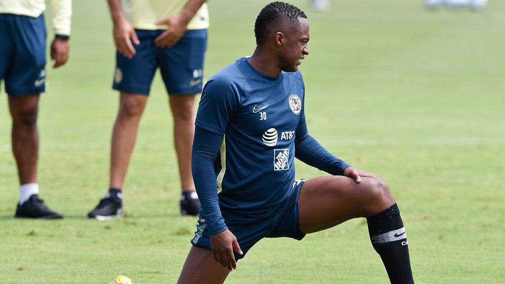 Renato Ibarra durante un entrenamiento con América