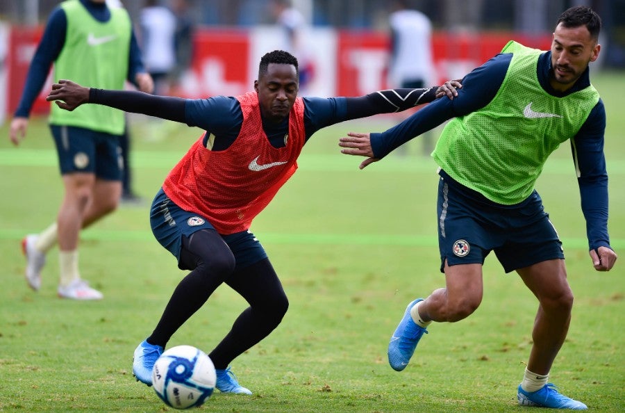 Renato Ibarra durante un entrenamiento con América