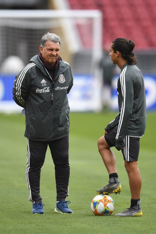 Diego Lainez y Gerardo Martino con la Selección Mexicana