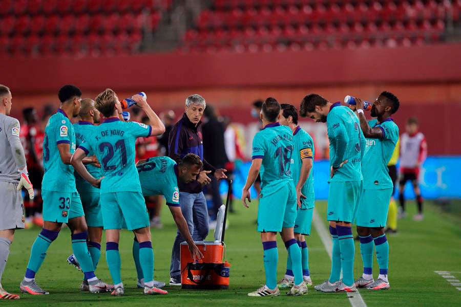 El técnico culé charlando con sus jugadores