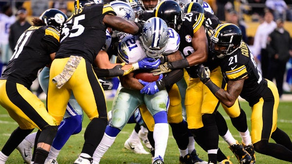 Jugadores de Steelers intentan derribar a Ezekiel Elliott