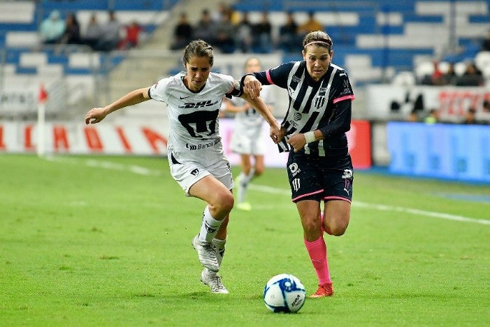 Cervantes encarando a Deneva en un juego de la Liga Mx Femenil