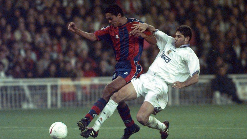 Fernando Hierro en partido contra Barcelona