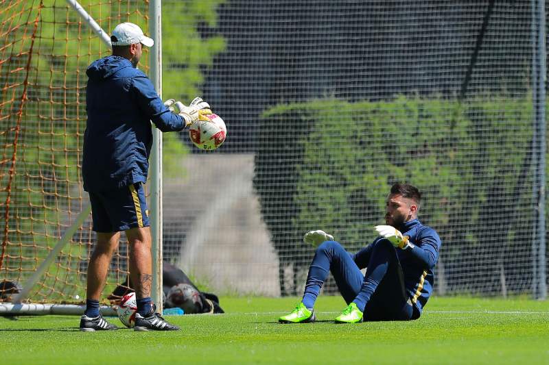 Pollo entrenando en Cantera 