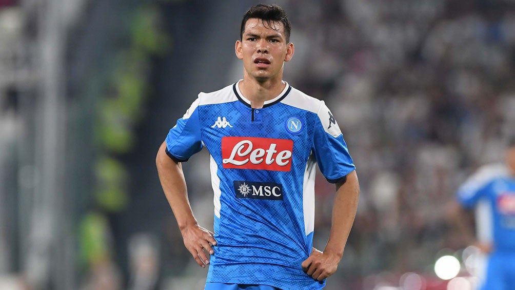 Chucky Lozano durante un duelo con el Napoli