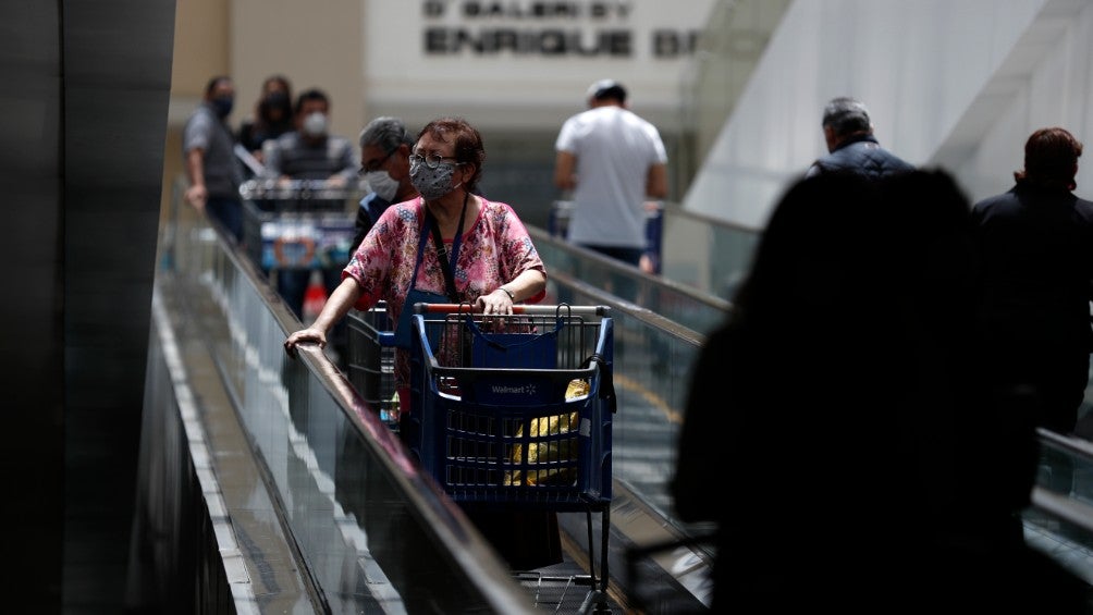 Persona dentro de una plaza comercial en CDMX